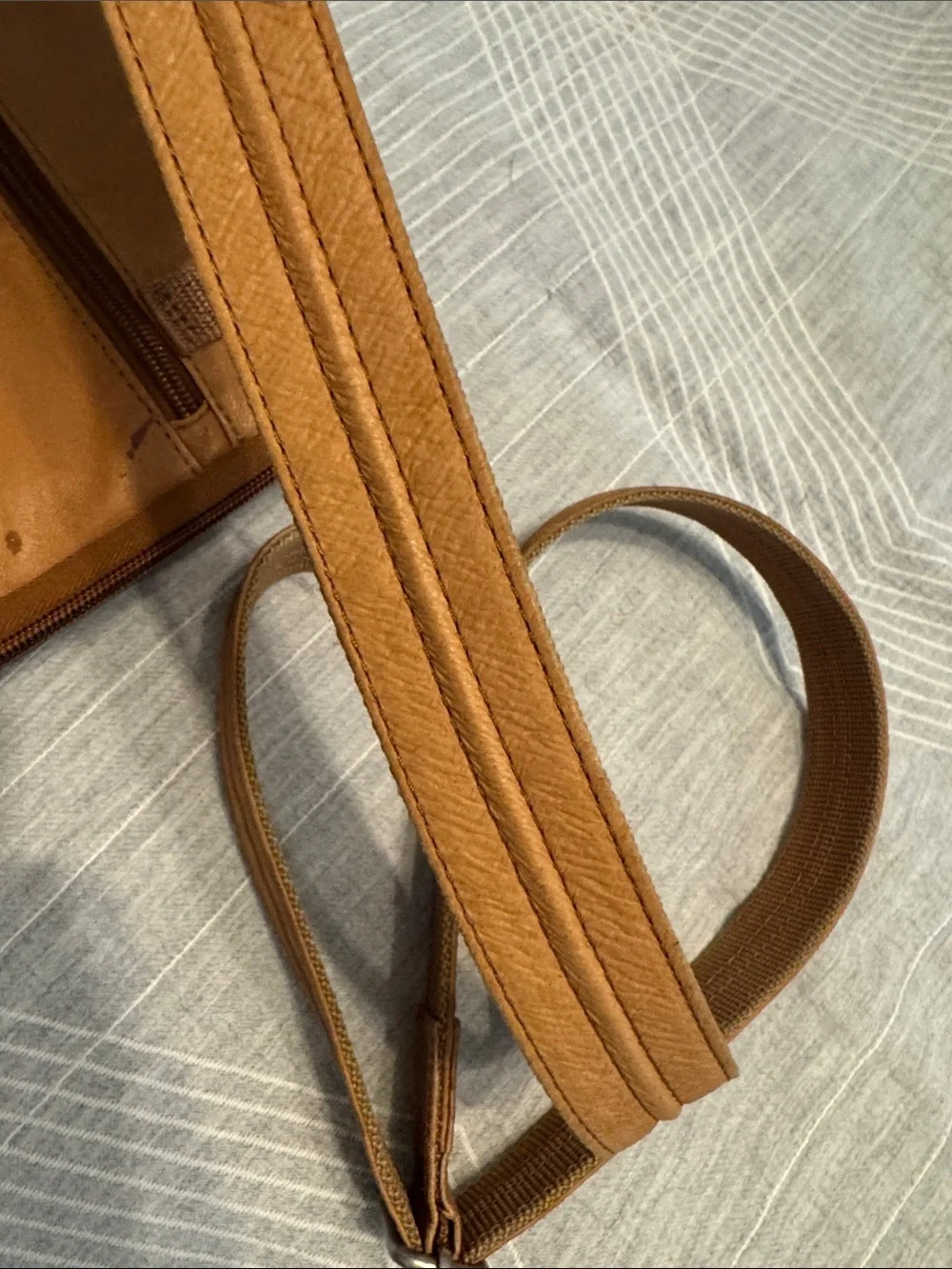 Unisex Gun Tote'n Mamas Concealed Carry Raven Shoulder Pouch, Tan